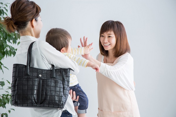 子どもとばいばいする先生