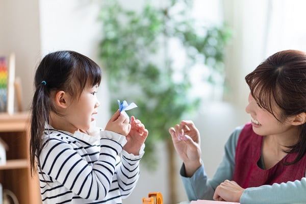 子どもと遊ぶ保育士