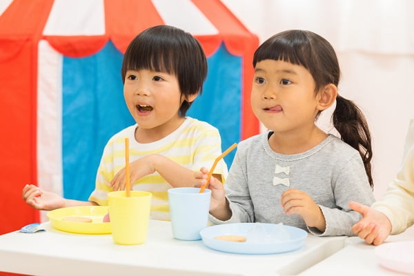 おやつを食べる子ども