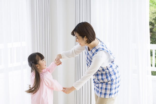 子どもと遊ぶ保育士