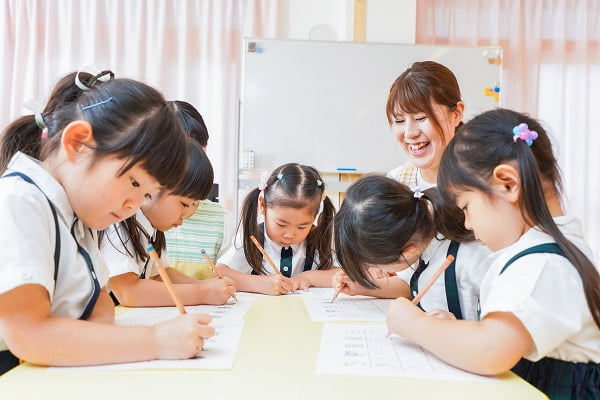 勉強をする子どもたち
