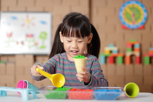 アイスクリームごっこをする子どもの写真