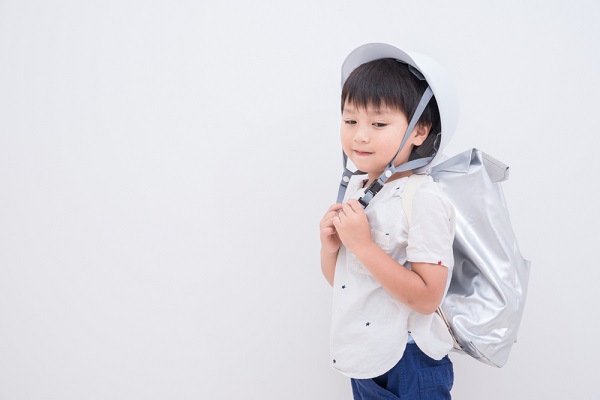避難訓練をする子どもの写真
