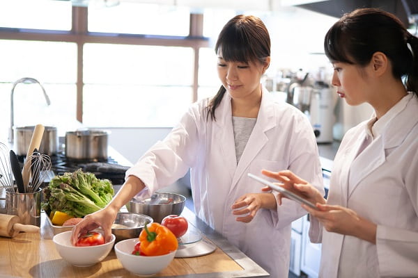 保育園栄養士へ転職したい方必見!求人情報や給料、志望動機の例文までくわしく解説