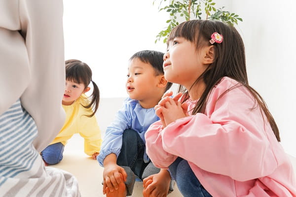 話を聞く子ども