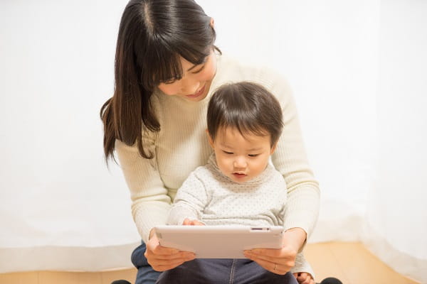 絵本を読む親子