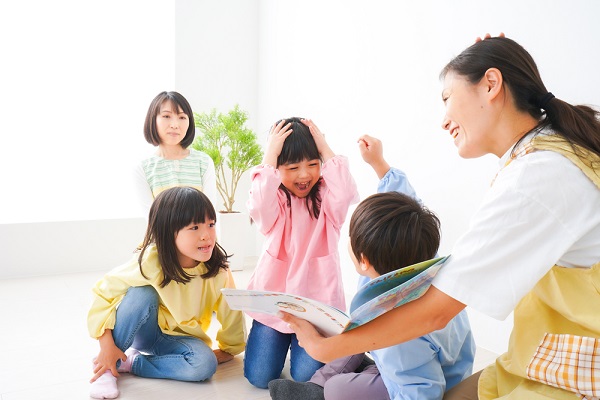 子どもに絵本を読み聞かせる先生