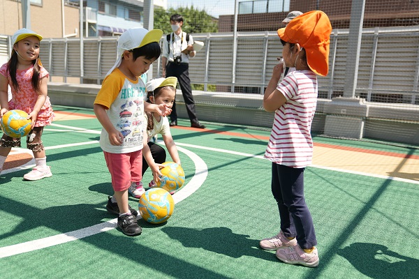 足でボールをコントロールする子ども
