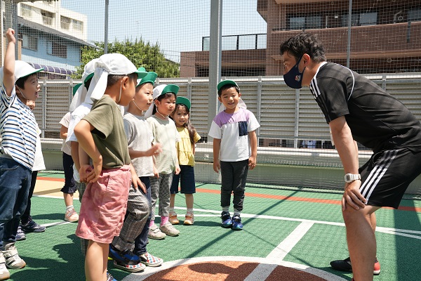 コーチのお話を聞く子どもたち