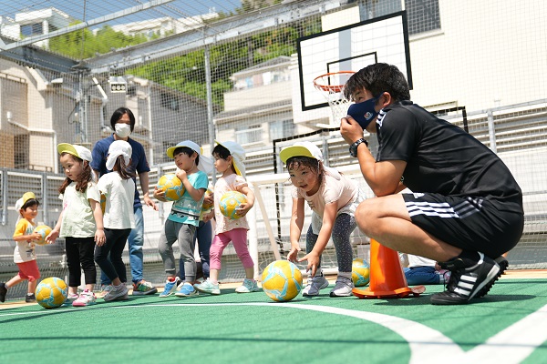 子どもと同じ目線になってフォローする様子