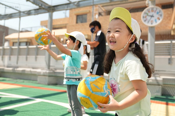 手を使ってボールに親しむ子ども