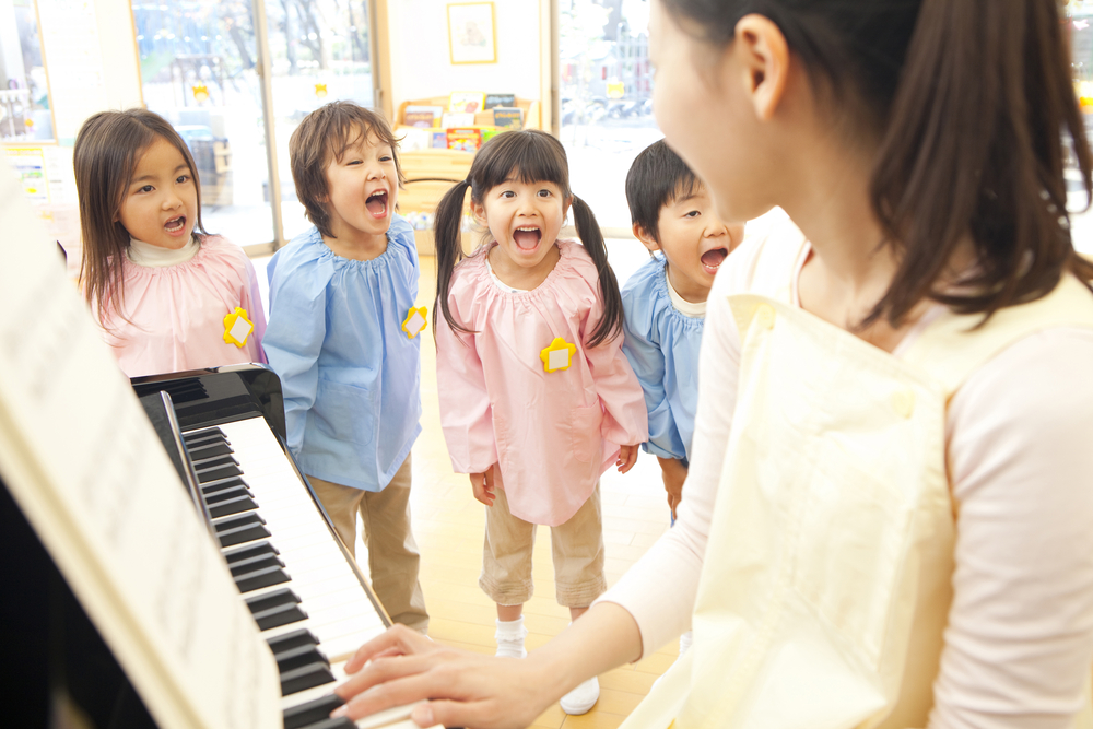 幼稚園教諭の仕事内容とは?目的や資格など保育士との違いを比較