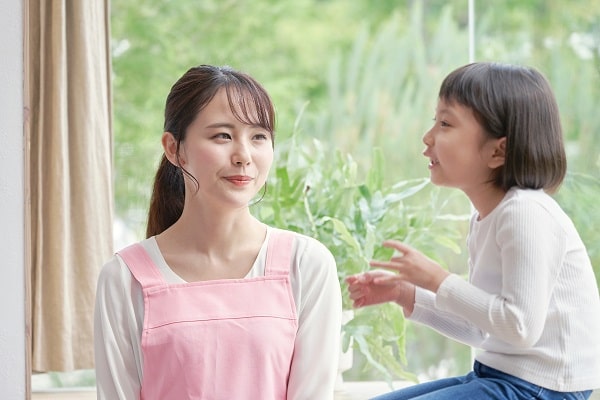 保育士が子どもに話す様子