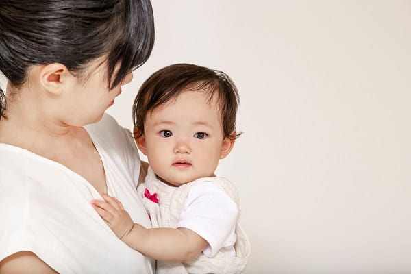 抱っこされる赤ちゃん