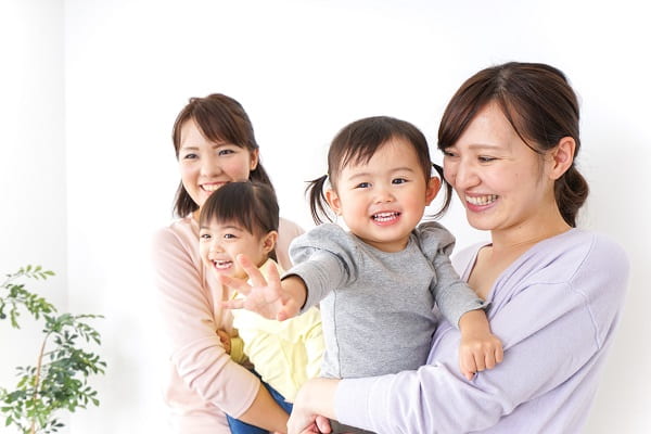 子どもを抱っこする女性