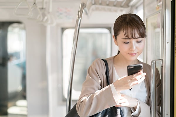 電車に乗る女性