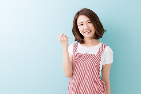 ポーズをとる女性