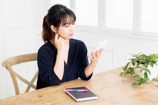 考える女性
