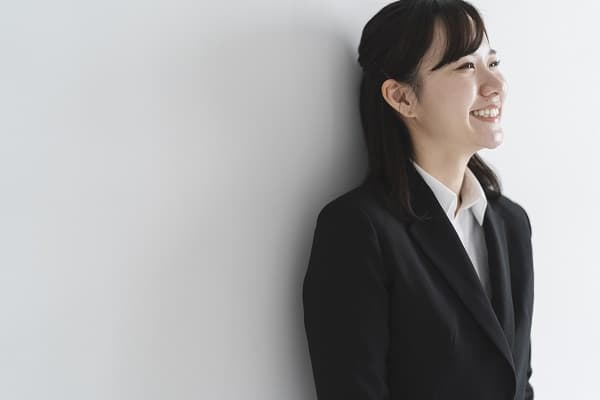 スーツの女性