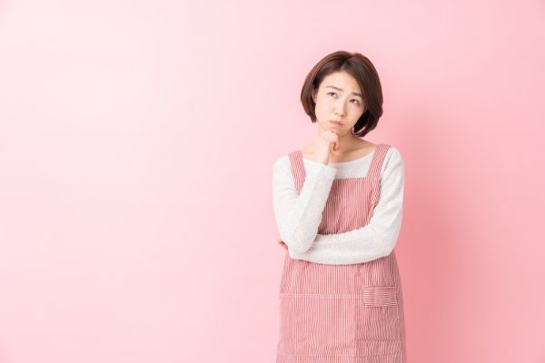 悩む保育士
