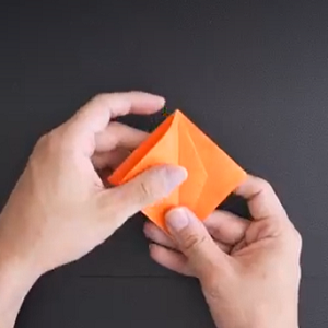 折り紙を重ねる工程