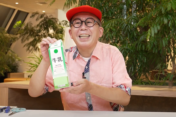 牛乳パックを持つわくわくさん