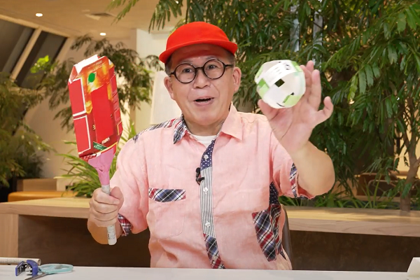 バットとボールを見せるわくわくさん