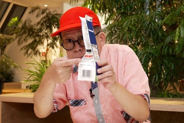 牛乳パックのつぶし方を示すわくわくさんの写真