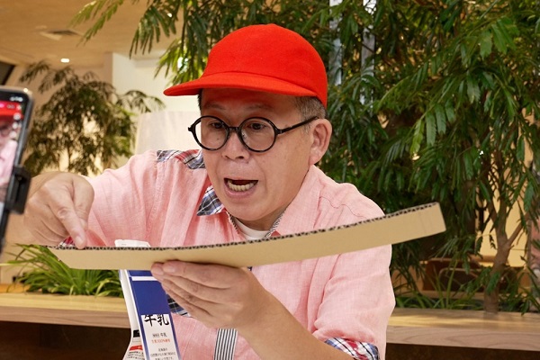 ダンボールの切り方を示すわくわくさんの写真