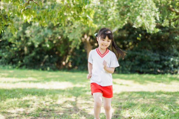走る女児