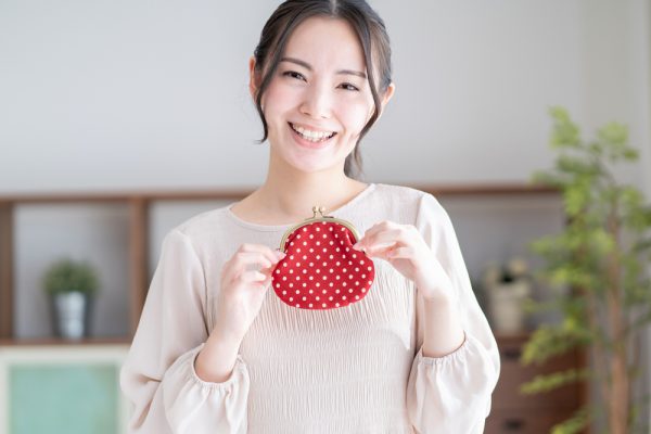 財布を持った女性