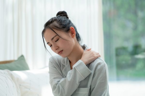 肩こりに悩む女性