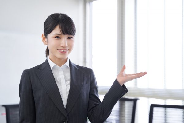 スーツの女性