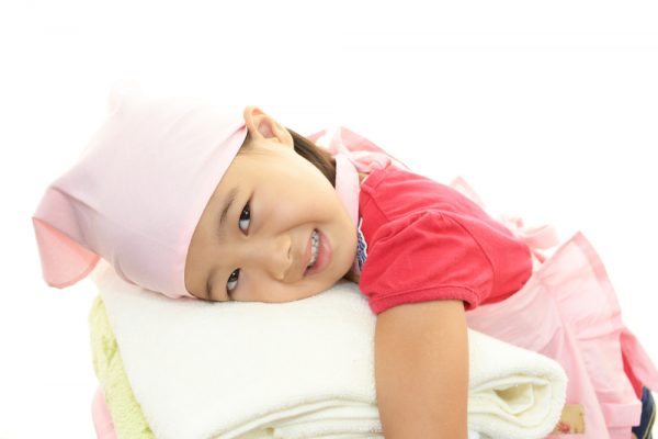 タオルにくっつく子ども