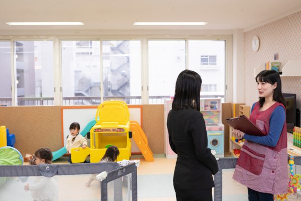 保育士と面談する様子