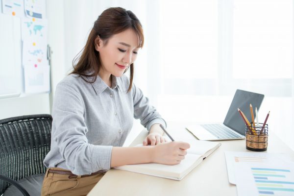 メモする女性