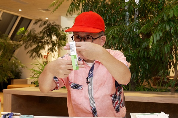 牛乳パックを見せるわくわくさん