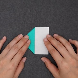 三角に折る様子