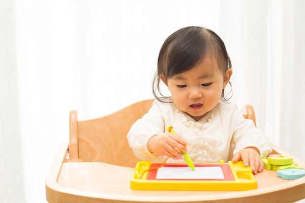 お絵かきをする子どもの写真
