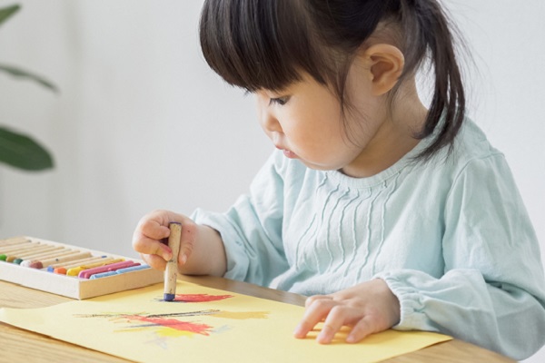 お絵かきをする子どもの写真