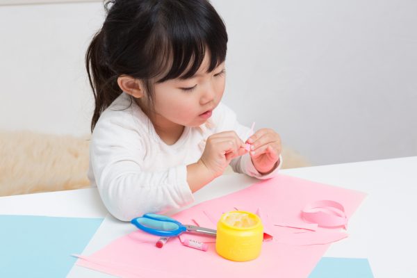 子どもがのりの製作を楽しむ様子