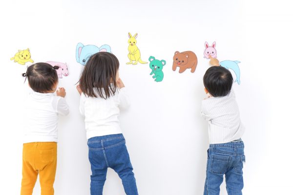 子どもが動物を指さす様子
