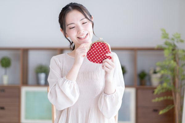 財布をみて考える女性