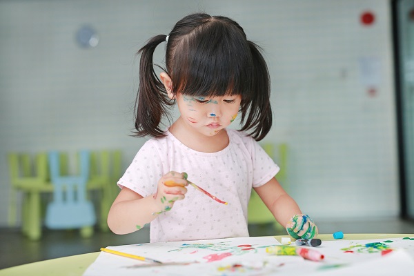 お絵かきをする子どもの写真