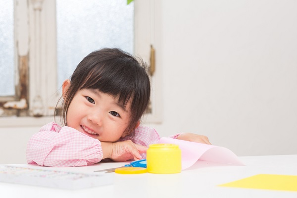 製作をする子どもの写真