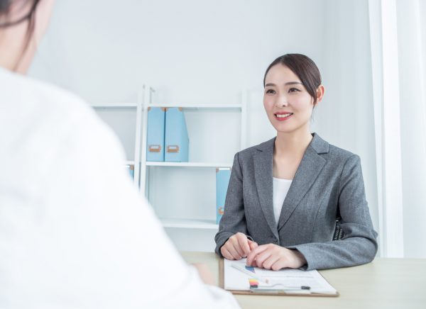 保育士が面接している様子