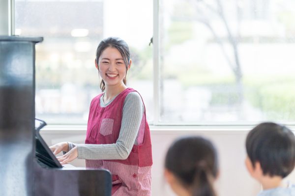 保育士と子どもの様子