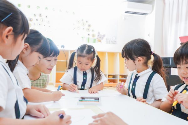 子どもの工作風景