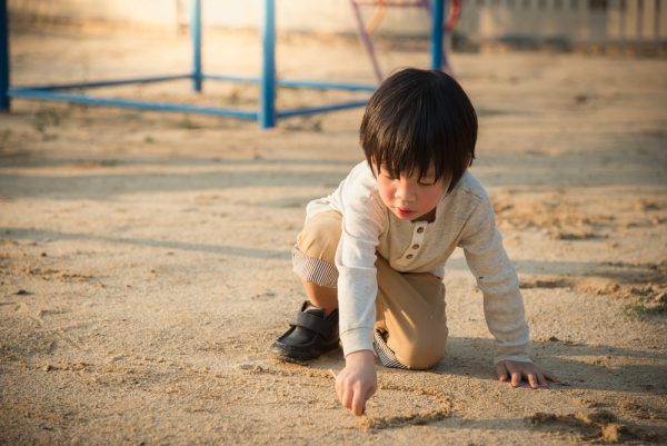地面に線をかく子ども