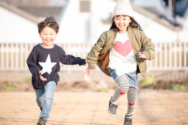 走る子どもたち